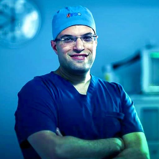 بالفيديو.. قصة أول طبيب مصري يستخدم الروبوت في جراحات السمنة