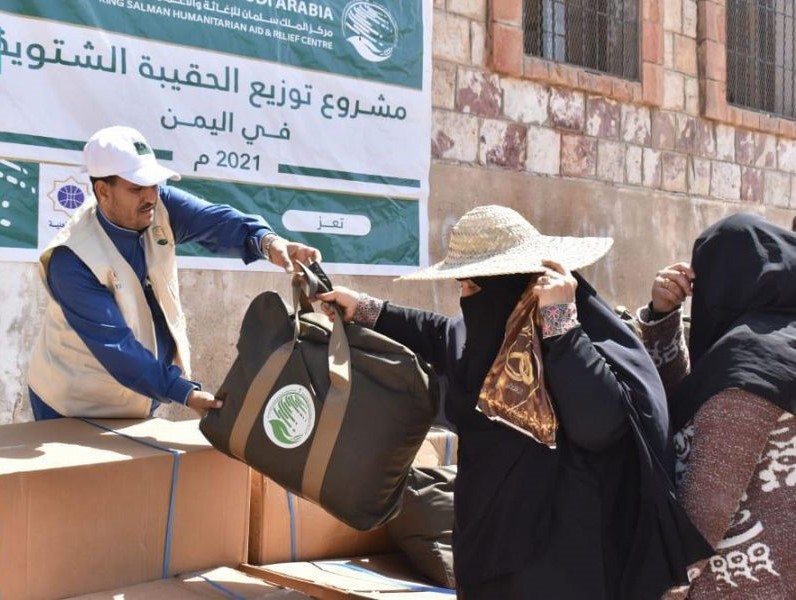 صورة توزيع مركز الملك سلمان للإغاثة 500 حقيبة شتوية للمتضررين في مديرية الشمايتين بتعز