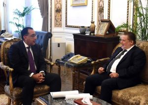 بالصور.. تفاصيل أول لقاء رسمي بين رئيس الوزراء ومحافظ البنك المركزي 1 FB IMG 1661705458040