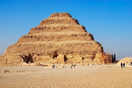 visita la piramide escalonada