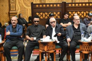 حابس دموعه .. محمد رمضان يظهر لأول مرة بعد وفاة والده في عزاء سيناريست شهير..صور حزينة 1 FB IMG 1762632172673